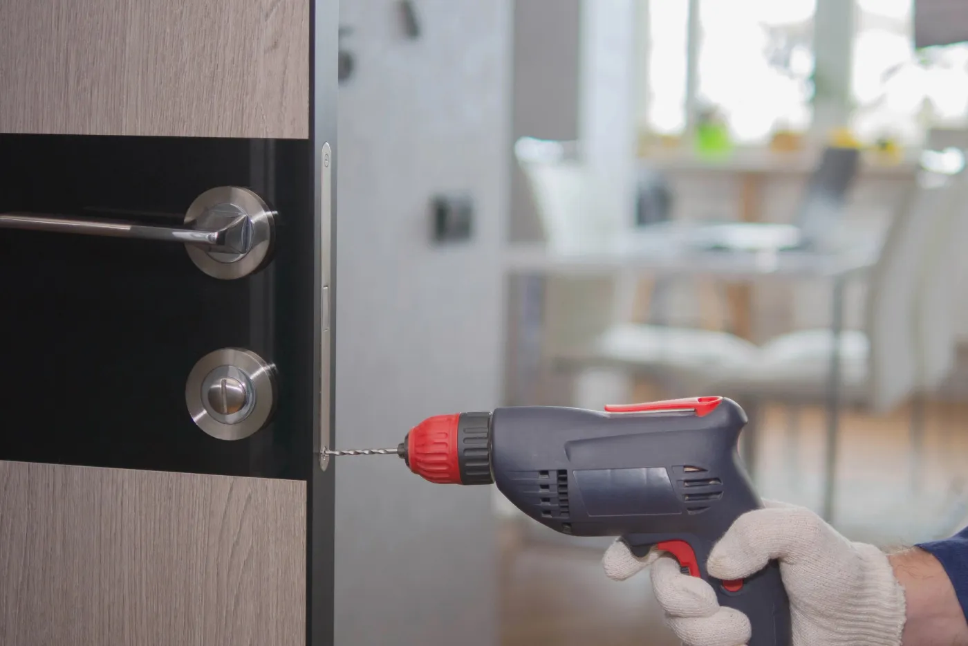 Remplacement du cylindre à clé protégée d'une porte d'appartement dans une villa privée d'Auteuil